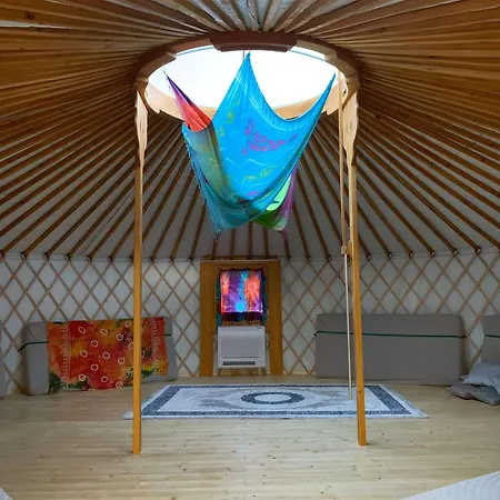 Hébergement de vacances Yurt And A House With Garden - Special Experience